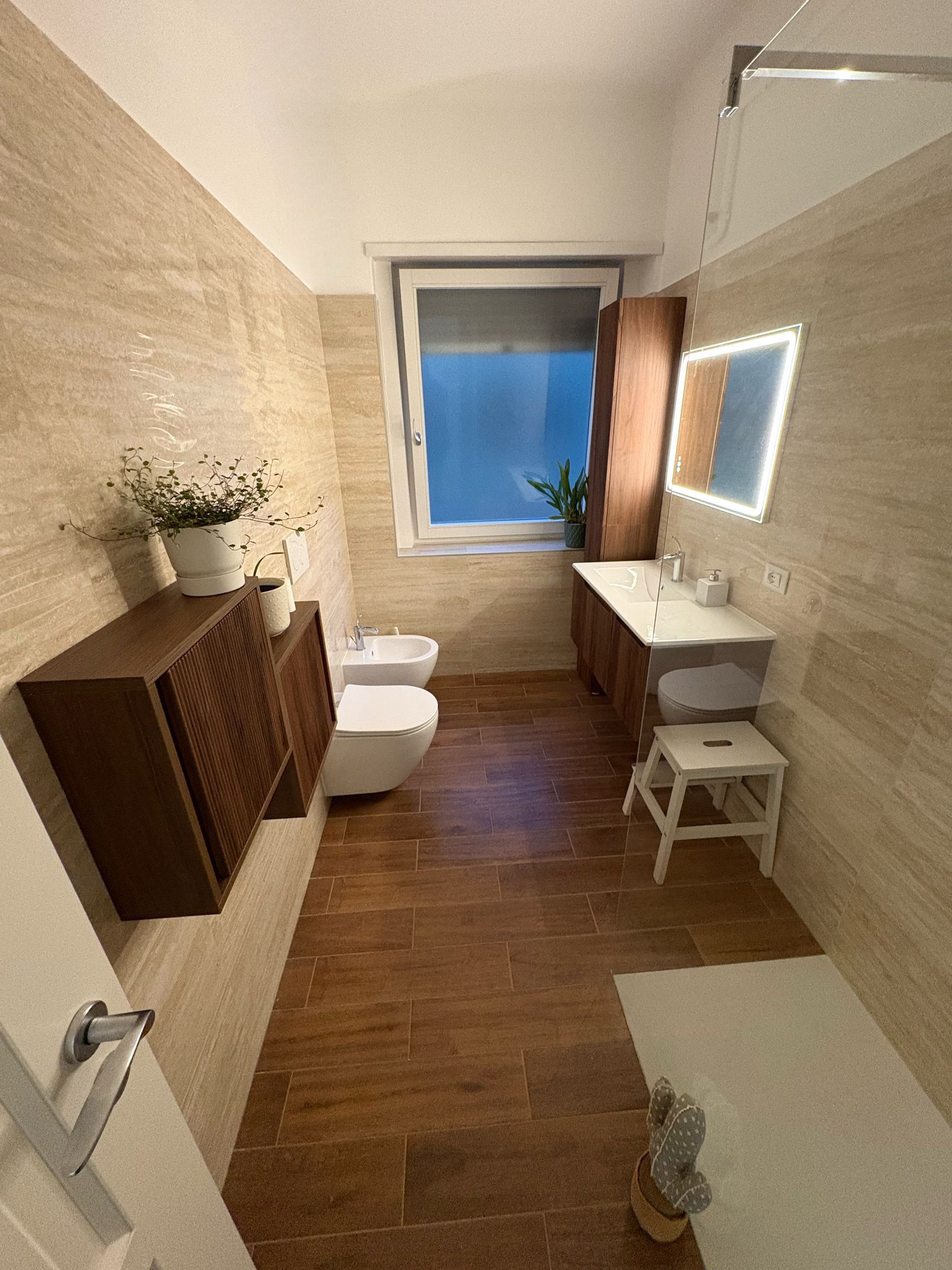 Bagno ri-piastrellato con doccia walk-in